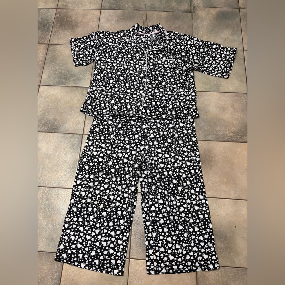 Cuddl Duds Black and White Heart Pattern Top